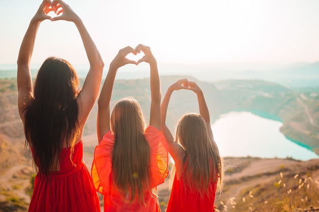 Famiglia di mamma e bambini in vacanza con un bellissimo paesaggio