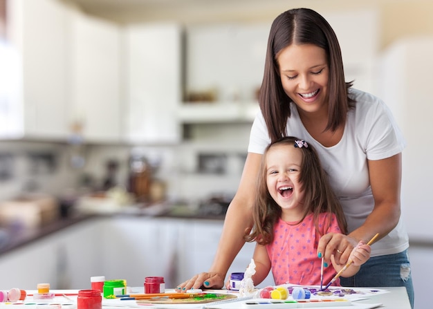 Madre e figlia di famiglia dipingono insieme.