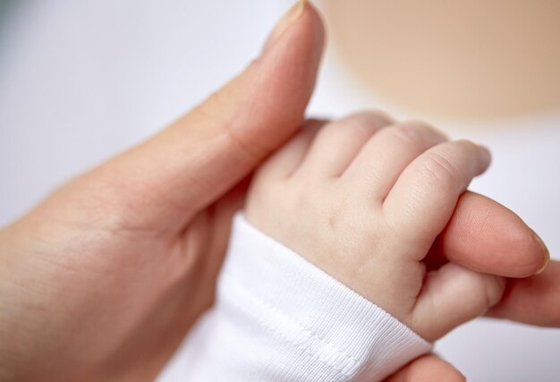 가족, 모성, 양육, 사람 및 어린이 보육 개념 - 어머니와 신생아 손의 근접