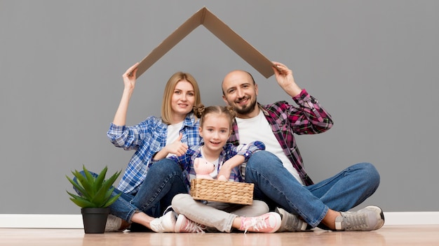 Foto famiglia che si trasferisce in una nuova casa