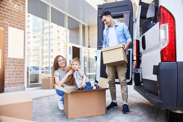 Famiglia che si trasferisce nella nuova casa