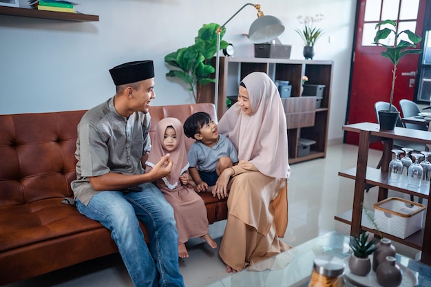Семья мусульманина с двумя маленькими детьми, проводящими время вместе