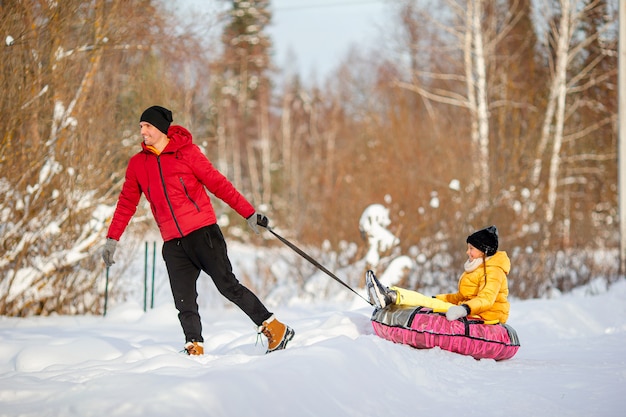 屋外でクリスマスイブに父と子供の休暇の家族