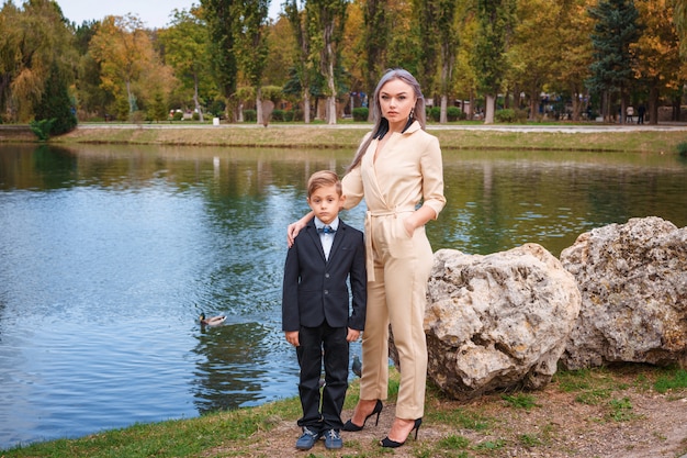 Famiglia nel parco in riva al lago, madre e figlio