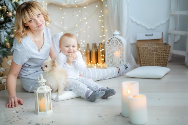 Foto di famiglia di madre e figlia a casa con colori vivaci il giorno di natale.