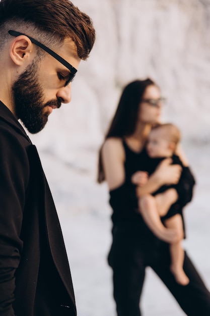 Servizio fotografico di famiglia concetto di infanzia felice la gioia della cura e della genitorialità per una giovane famiglia