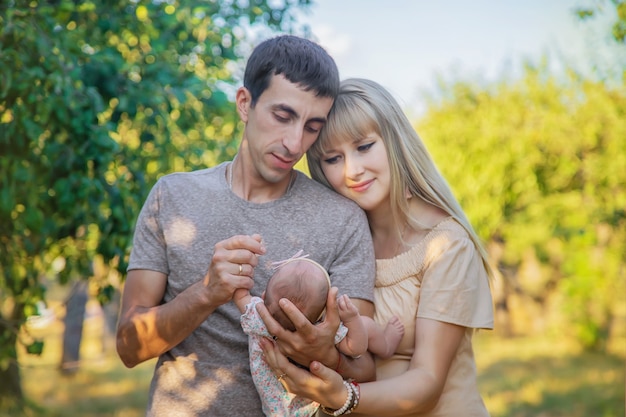 Foto di famiglia con un neonato. messa a fuoco selettiva. persone.