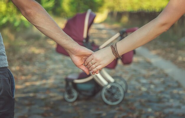 Foto foto di famiglia con un passeggino in natura. messa a fuoco selettiva. persone.