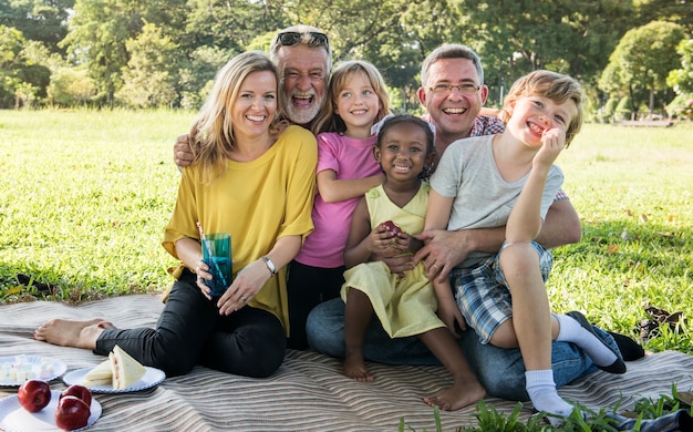 Foto concetto di rilassamento di unità di insieme di picnic della famiglia