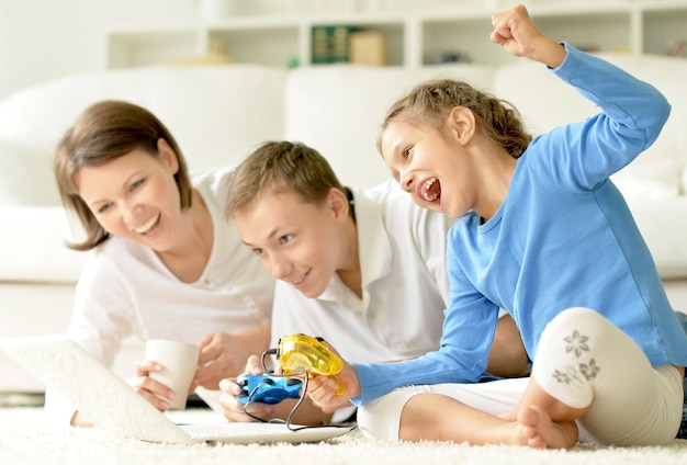컴퓨터 게임을 하는 가족, 아이를 둔 어머니
