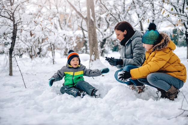 Famiglia che gioca nella neve