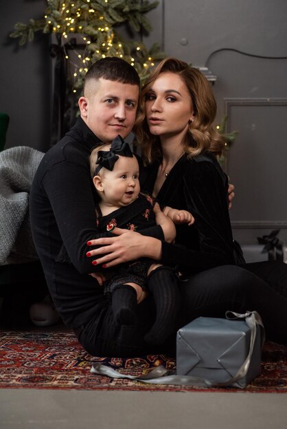 家族写真。クリスマス気分。暗い背景