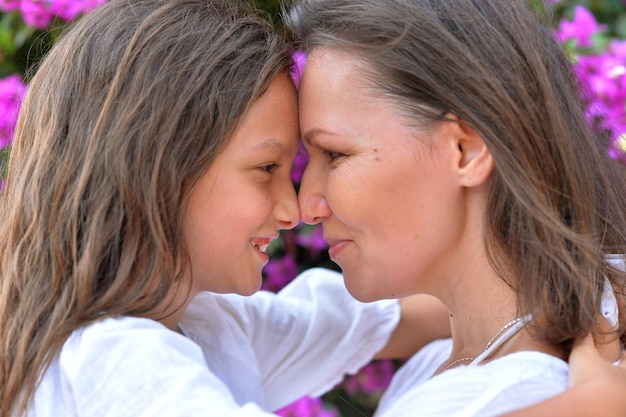 Photo family portrait of happy mother and daughter hugging together