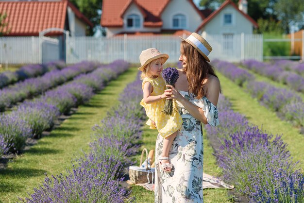 Ritratto di famiglia nel campo di lavanda, madre e figlia insieme divertendosi