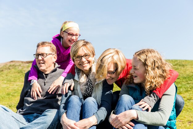 Foto ritratto di famiglia all'aperto