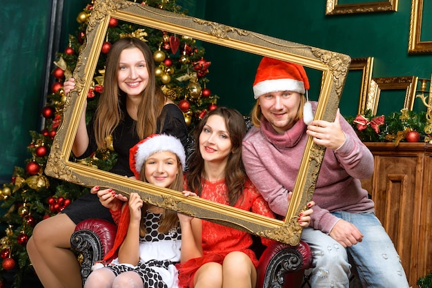 Foto famiglia in posa il giorno di natale