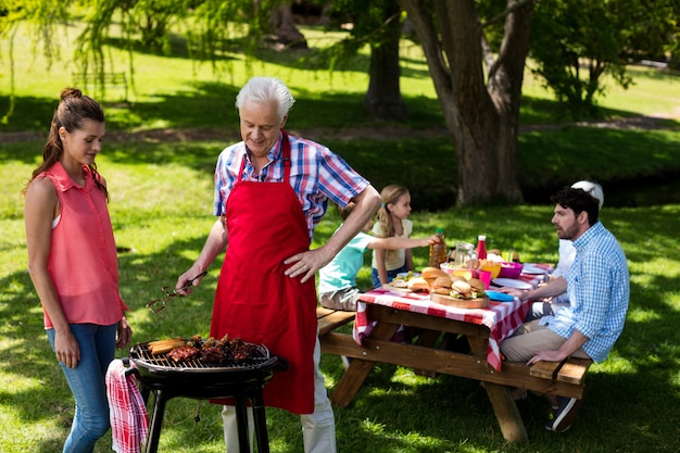 Famiglia che prepara barbecue