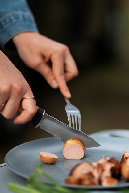 写真 キャンプ中に夕食を準備する家族