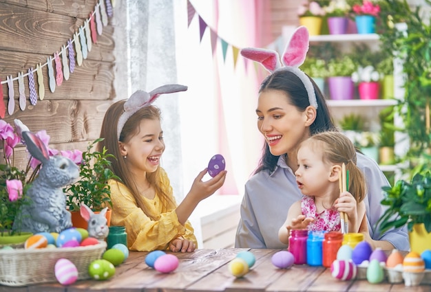 Foto famiglia che si prepara alla pasqua