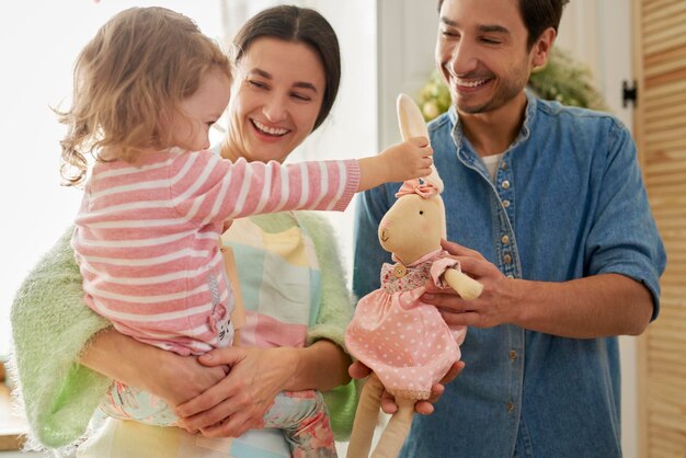 Foto famiglia che prepara il cibo in cucina