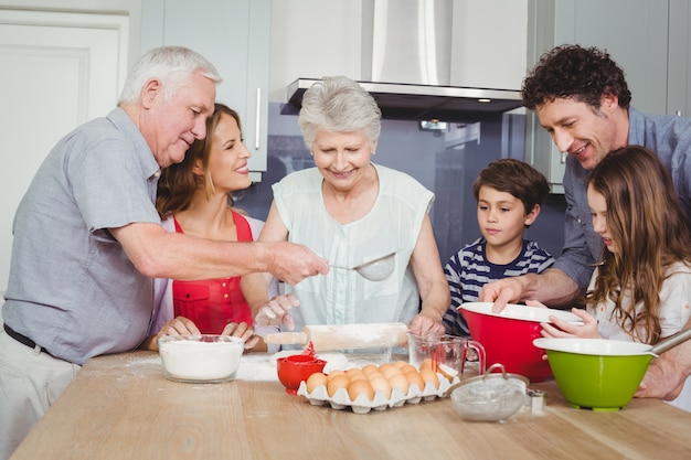 Famiglia che prepara il cibo in cucina