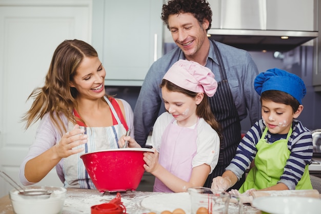 Famiglia che prepara il cibo in cucina