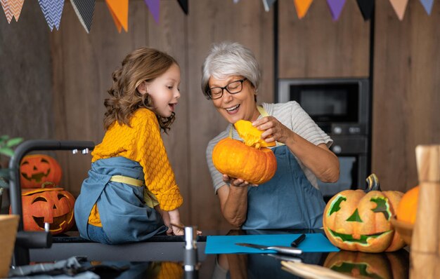 ハロウィーンの準備をしている家族