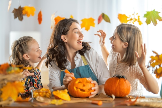 ハロウィーンの準備をしている家族