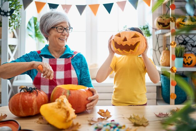 ハロウィーンの準備をしている家族