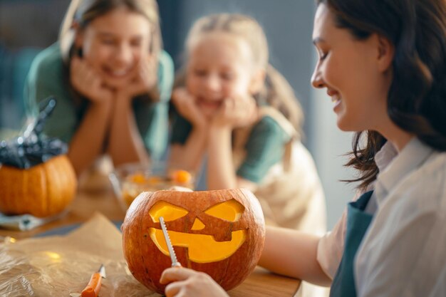 Photo family preparing for halloween