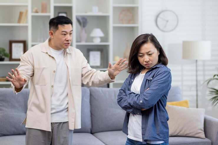Photo 家族喧嘩アジア人カップルの男性と女性が家でお互いに叫び合う家族紛争アジア人