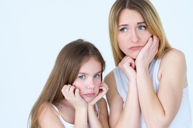 Litigio in famiglia. mamma e figlia sono tristi e sconvolte.