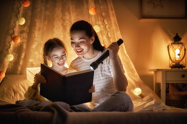 家族は就寝時間を読んでいます。