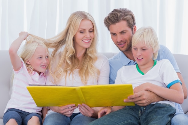 Photo family reading a story together