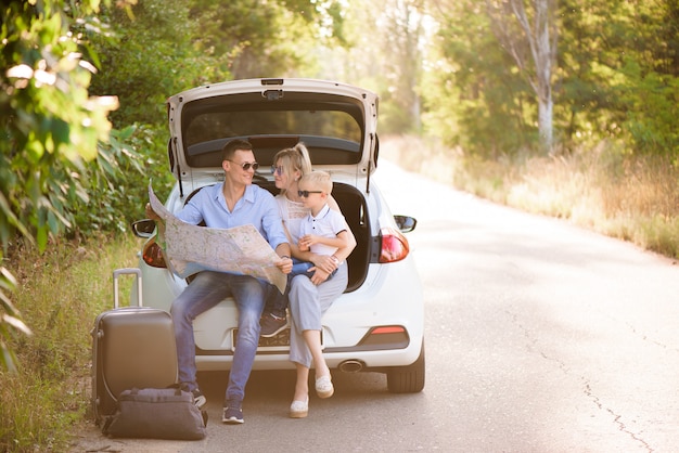 Famiglia pronta a viaggiare e scegliere un luogo sulla mappa dove andare