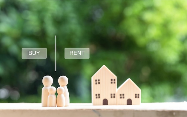 Концепция семьи и недвижимости Отец, мать и дети стоят возле дома, принимая решение о покупке или аренде недвижимости
