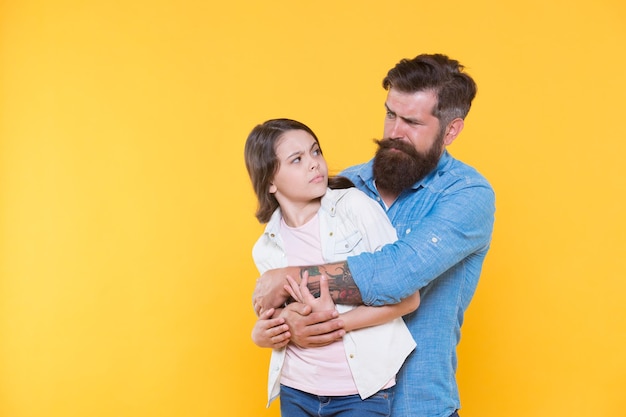 Foto relazioni familiari abilità comunicative forte amicizia padre e figlia insieme figlio e padre migliori amici genitorialità e infanzia concetto di festa del papà padre adorabile e ragazzo carino