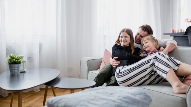 Photo family relaxing on couch