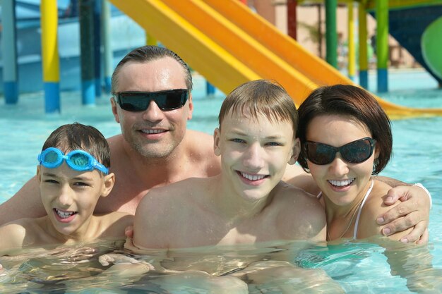 Foto famiglia rilassante in piscina