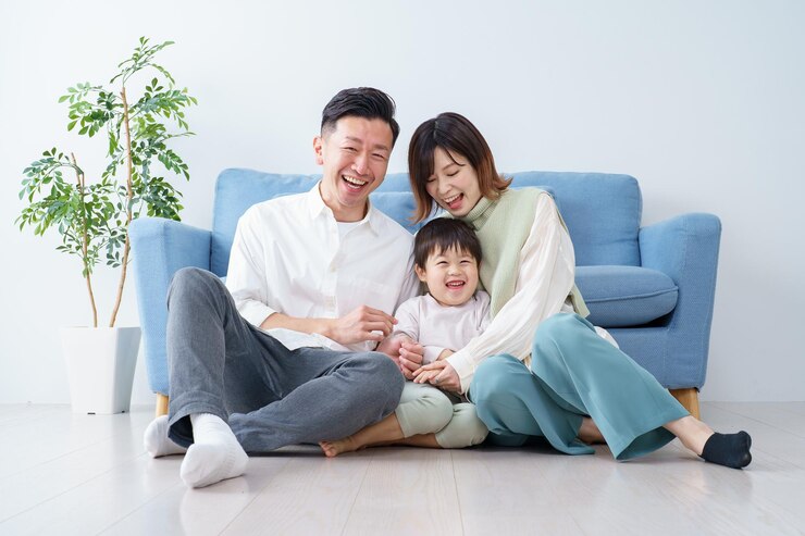 Photo 밝은 방 의 소파 에서 휴식 하는 가족