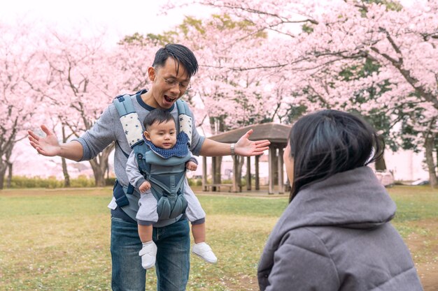 Foto famiglia che si distende insieme all'aperto