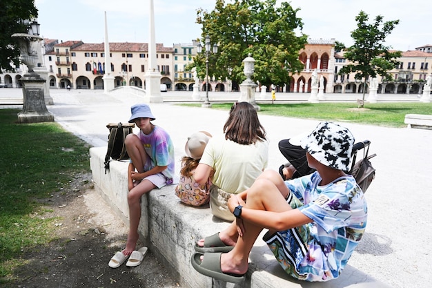 Семейный отдых в парке с каналом на площади Прато делла Валле в Падуе Венето Италия