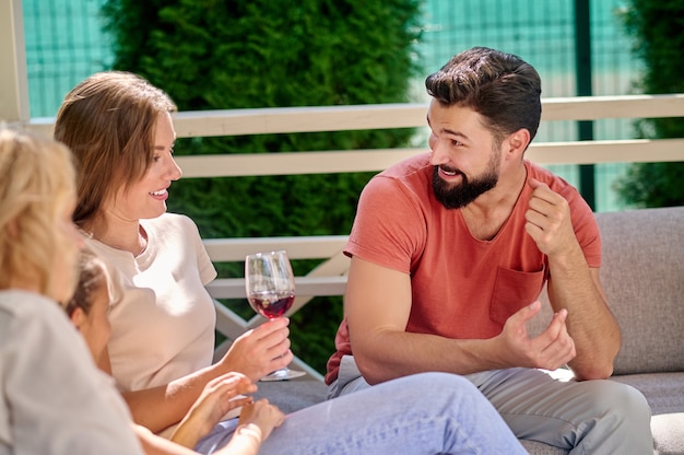 Foto famiglia che riposa insieme dopo la cena del ringraziamento e parlando