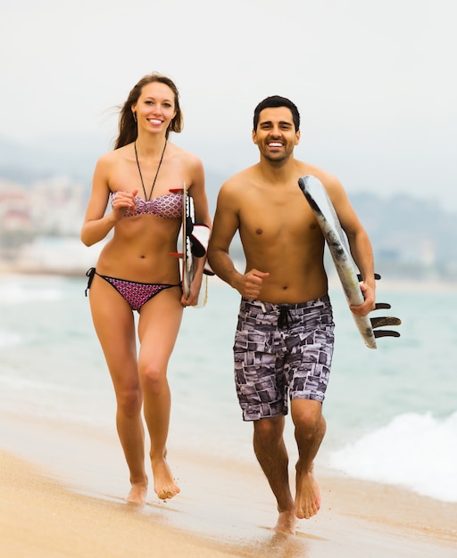 Foto famiglia che riposa con tavole da surf