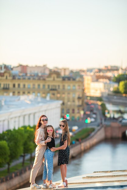 Photo family on rooftop enjoying with view of beautiful sunset in sankt petersburg in russia