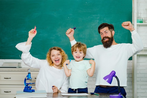 家族学校のパートナーシップの例母父と息子が一緒に学校に通う家族学校の子育て教育数学の概念家族学校のパートナーシップ学校の子供たち