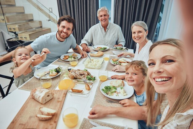 Фото Семейное селфи и ужин с поколениями и едой родители с бабушкой и дедушкой и дети улыбаются на фото с качественным временем вместе фото большая семья и счастье с питанием и едой