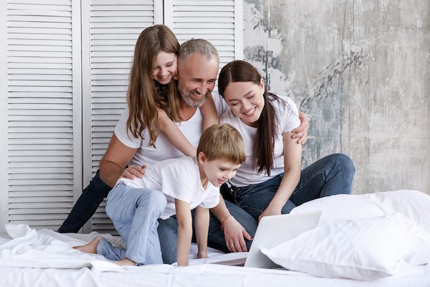 La famiglia siede a casa sull'autoisolamento