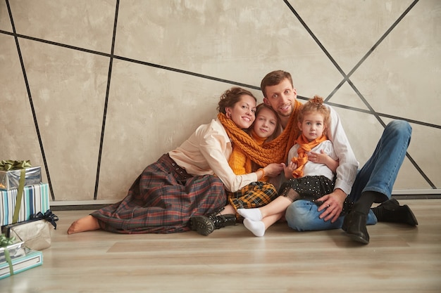 Photo family sitting on the floor in new apartment