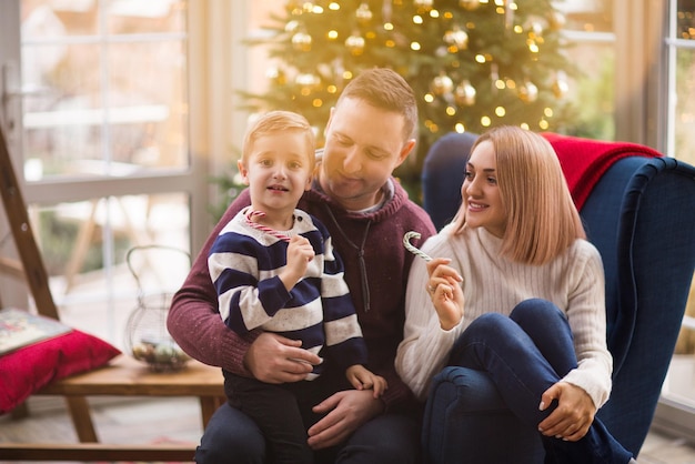 Foto famiglia seduta a casa